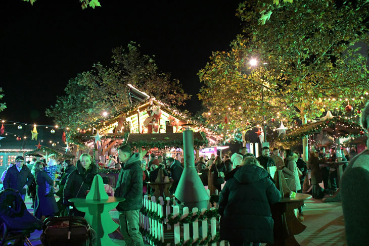 Weihnachtsdorf Pasing Arcaden - Münchner Kinderweihnacht mit Weihnachtsdorf auf dem Paseo Platz der Pasing Arcaden (©Foto: Ingrid Grossmann)